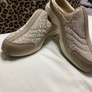 Easy Spirit Women's Tan and Cream Slip-On Mules